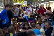 Os lançamento dos iPhone foram sempre acompanhados por enchentes, com muitas pessoas a fazerem fila à espera da abertura das lojas. 