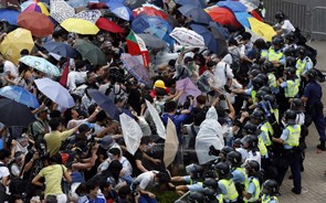 Protestos pela democracia em Hong Kong levam Pequim a primeiras ameaças