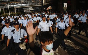 Protesto pacífico pró-democracia de Hong Kong degenera em violência 