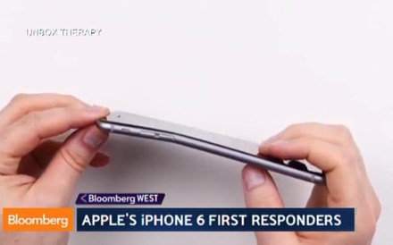 Deve o novo iPhone curvar desta maneira?