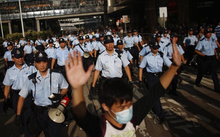 Protesto pacífico pró-democracia de Hong Kong degenera em violência 