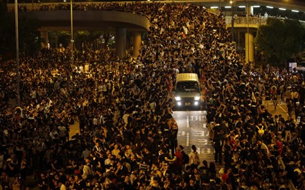 Hong Kong: Chefe do Executivo aceita dialogar com líderes estudantis