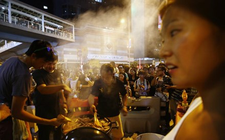 Conversações em Hong Kong interrompidas após violentos confrontos