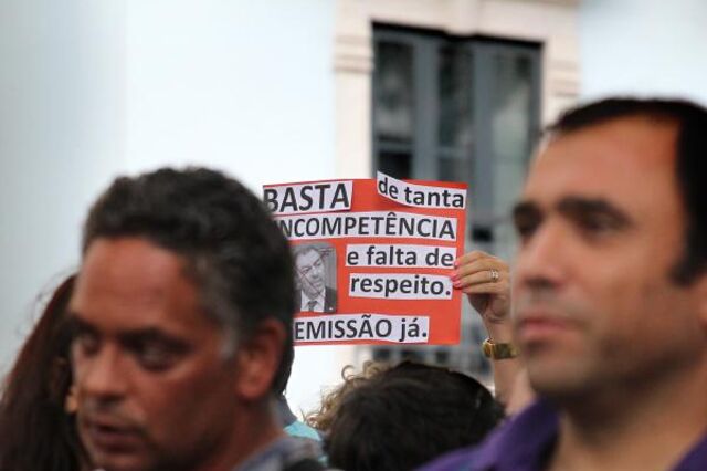 Professores denunciam 'erros' e exigem demissão de Crato