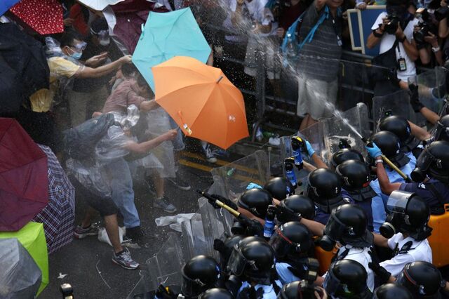 Protestos pela democracia em Hong Kong levam Pequim a primeiras ameaças