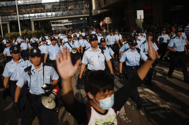 Protesto pacífico pró-democracia de Hong Kong degenera em violência 