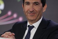 Patrick Drahi é o 10.º Mais Poderoso
Patrick Drahi é o todo-poderoso homem da Altice. Com uma fortuna avaliada em cerca de 14 mil milhões de euros, segundo a Forbes, entrou, já, para a lista dos mais ricos da Bloomberg. E é o homem que entrou em Portugal pela compra da Cabovisão e da Oni, mas que assim que pôde foi ao coração do sector das telecomunicações. Comprou a PT Portugal, a operadora que lidera o mercado nacional e que já foi outrora concessionária do serviço público e até já foi empresa pública. Anos de poder que Drahi, com um cheque de 7,4 mil milhões de euros, comprou.