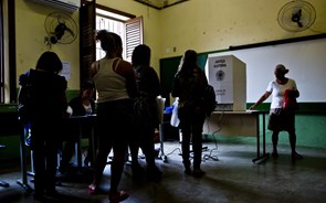 'Famosos' conseguem reeleição nas eleições no Brasil e Romário chega ao Senado  