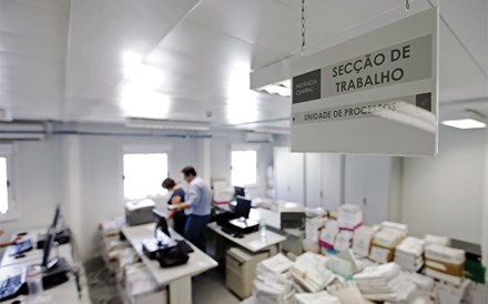 Tribunais reabrem  com polémica em torno dos funcionários