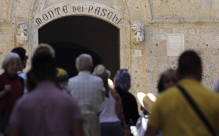 Monte dei Paschi afunda e arrasta banca italiana