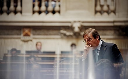 Passos Coelho diz que só devolve parte dos salários, PS não diz nada