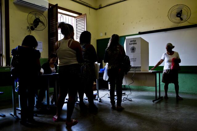 'Famosos' conseguem reeleição nas eleições no Brasil e Romário chega ao Senado  