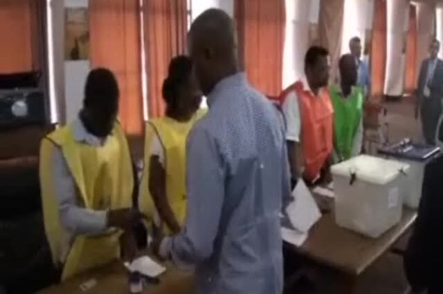 Presidente moçambicano apela a uma votação sem violência