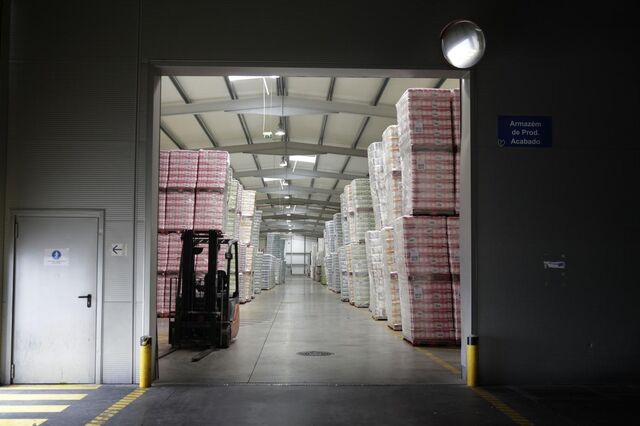 Filiais estrangeiras produzem e investem mais. Trabalhadores ganham acima da média