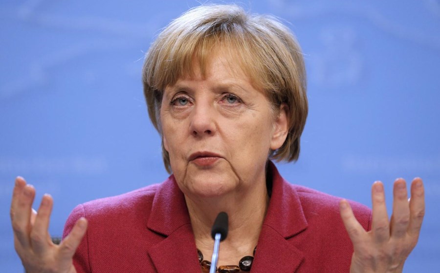 4 de Fevereiro – Merkel em declarações proferidas em Berlim. “Tudo o que estamos a fazer pela Grécia é no sentido de assegurar que a Grécia permanece na Zona Euro”.
