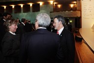 Maria Luís Albuquerque em conversa com o presidente da PT Portugal, Armando Almeida, e Rogério Carapuça, presidente da APDC