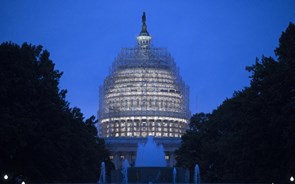 Senado dos EUA dá passo importante para evitar paralisia orçamental