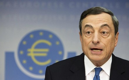 Mario Draghi volta a admitir compra de dívida pública  