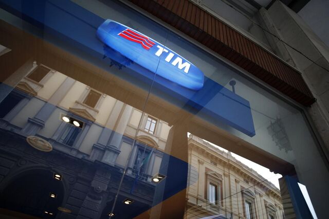 CEO da TIM diz que não há acordo com a Oi e que a ideia de dividir a empresa é 'absurda'