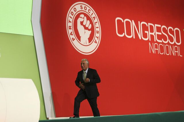 Costa chega-se ao centro mas deixa um pé à esquerda
