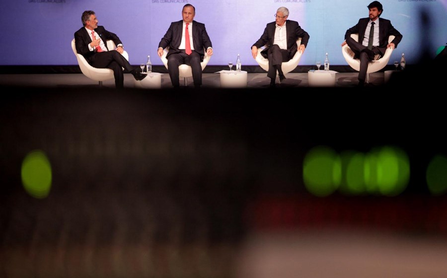 Armando Almeida, da PT Portugal, Francisco Lacerda, CTT, Mário Vaz, Vodafone, e Miguel Almeida, da Nos, no debate do Estado da Nação, no 24º congresso das comunicações da APDC