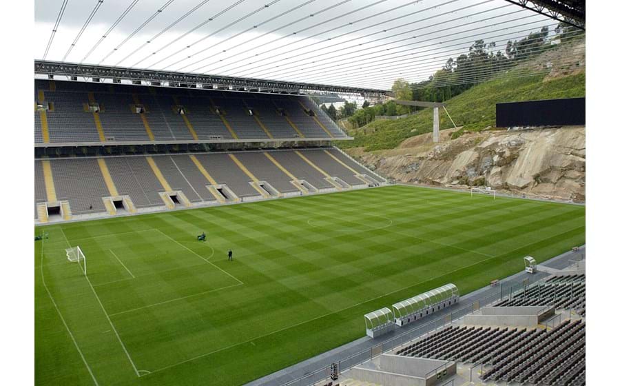 Estádio Municipal: Arquitectado pelo Pritzker Eduardo Souto Moura, o estádio municipal de Braga foi construído para receber dois jogos do Euro 2004 e tornou-se uma das atracções turísticas da cidade. Com 30 mil lugares (apenas nas bancadas centrais), a cobertura é também uma obra de engenharia impressionante. Tal como o custo total das obras, que ultrapassou os 161 milhões de euros. O estádio é actualmente utilizado pelo Sporting local.