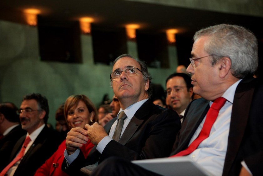 António Pires de Lima, ministro da Economia, com Rogério Carapuça, presidente da APDC, no Congresso das Comunicações. Pires de Lima falou antes do debate do Estado da Nação.