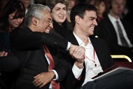 António Costa com Pedro Sánchez, líder do Partido Socialista espanhol (PSOE), em Lisboa, durante a conferência da Aliança Progressista