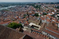 Sé Velha: A Sé Velha de Coimbra, em estilo românico, terá começado a ser construída pouco depois de Afonso Henriques se declarar rei de Portugal. Localizada no centro histórico da cidade e sede da comunidade paroquial católica de São Cristóvão, a catedral está aberta para visitas todos os dias, das 10h às 18h, sendo pedida uma contribuição de dois euros. 