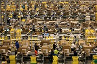 Trabalhadores da Amazon a processar os pedidos da Amazon.com em Peterborough, no Reino Unido.
