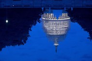 A imagem do Capitólio em obras reflectida no lago em frente ao Senado dos Estados Unidos, que passou a ser dominado pelos republicanos após as eleições de 5 de Novembro.
