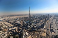 Uma vista aérea sobre a torre Burj Khalifa, de 828 metros, numa das cidades do Dubai, nos Emirados Árabes Unidos.
