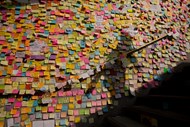 Notas penduradas pelos manifestantes num edifício do Governo de Hong Kong.