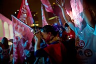 Apoiantes de Dilma Rousseff, no Rio de Janeiro, reagem à notícia de que a Presidente do Brasil foi reeleita.