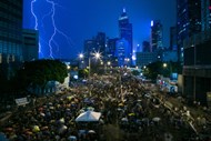 Imagem de protestos nas ruas de Hong Kong.