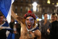 Um apoiante da independência da Escócia com a bandeira da região numa manifestação de apoio ao 'sim' no referendo.