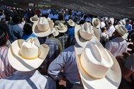 Habitantes da região de Baviacora, no México, durante uma audição com responsáveis do Governo, para saberem as compensações que vão receber depois de um derrame numa mina ter causado elevados prejuízos aos agricultores e criadores de gado da região.