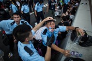 Um polícia ferido após confrontos com manifestantes em Hong Kong.