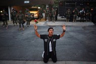 Protestos em Ferguson, no Missouri, na véspera de ser anunciado que o polícia que matou um adolescente não seria julgado. 