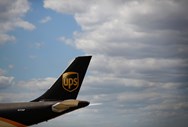 Um avião da United Parcel Service (UPS) a descolar do aeroporto de Kentucky, nos EUA.