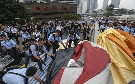 Hong Kong: Polícia detém 247 pessoas para acabar com manifestação pró-democracia que promete continuar a luta