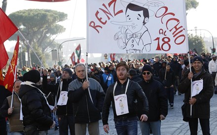 Renzi enfrenta greve geral contra a flexibilização laboral