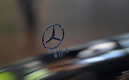Linhas de montagem da Mercedes-Benz vão trocar robots por pessoas
