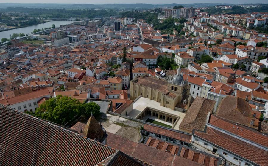 Sé Velha: A Sé Velha de Coimbra, em estilo românico, terá começado a ser construída pouco depois de Afonso Henriques se declarar rei de Portugal. Localizada no centro histórico da cidade e sede da comunidade paroquial católica de São Cristóvão, a catedral está aberta para visitas todos os dias, das 10h às 18h, sendo pedida uma contribuição de dois euros. 