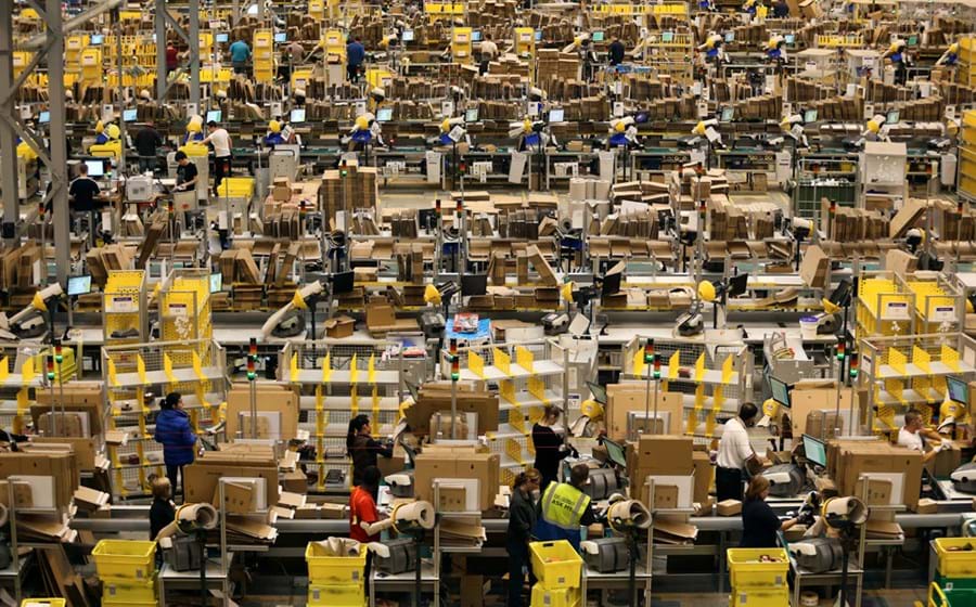 Trabalhadores da Amazon a processar os pedidos da Amazon.com em Peterborough, no Reino Unido.
