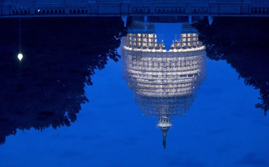 A imagem do Capitólio em obras reflectida no lago em frente ao Senado dos Estados Unidos, que passou a ser dominado pelos republicanos após as eleições de 5 de Novembro.
