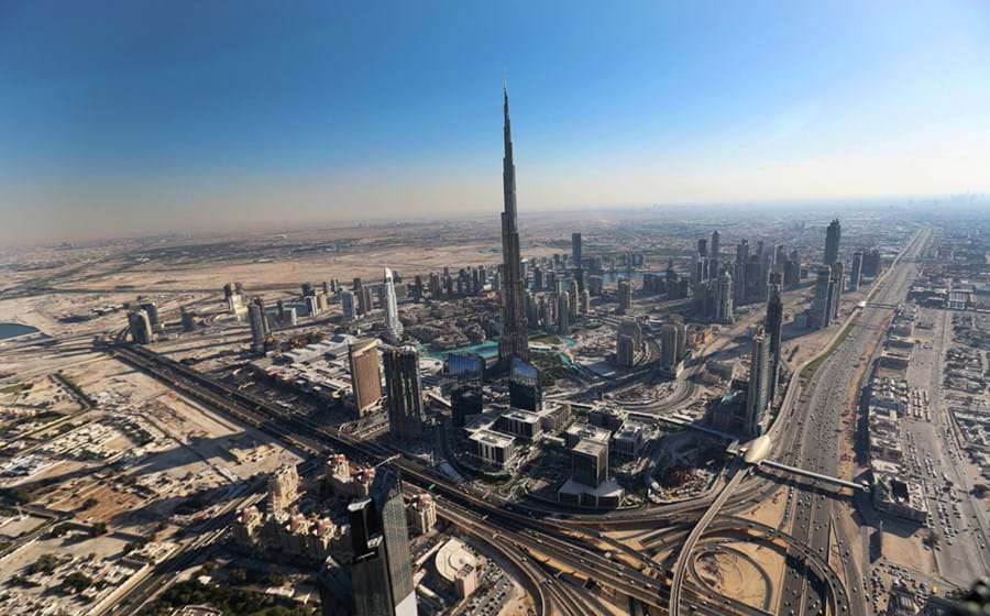 Uma vista aérea sobre a torre Burj Khalifa, de 828 metros, numa das cidades do Dubai, nos Emirados Árabes Unidos.
