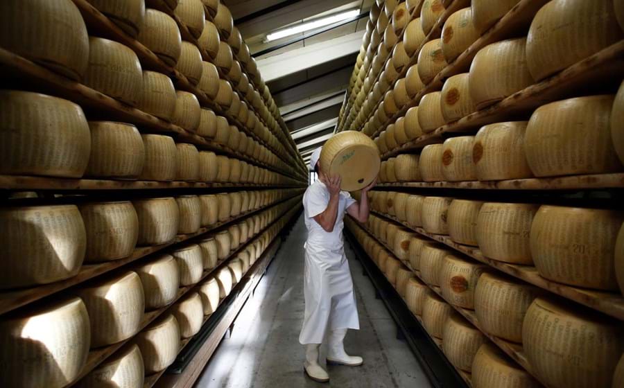 Um armazém de queijos numa fábrica em Fidenza, na Itália