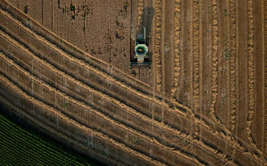 Uma ceifeira Deere & Co. John Deere 9560 a colher trigo numa quinta em Kirkland, no estado de Illinois, nos Estados Unidos.