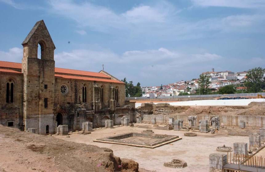 Mosteiro de Santa Clara-a-Velha: É um dos ex-libris de Coimbra, um edifício gótico, cuja construção se iniciou no século XIII. Ficou conhecido, quando ainda era um convento, pela sua associação à Rainha Santa Isabel, que lá viveu alguns anos, já no final da sua vida. O percurso dentro ao Mosteiro engloba uma visita às ruínas, exposição de espólio arqueológico, exibição de filmes e modelação virtual. Os bilhetes custam cinco euros.